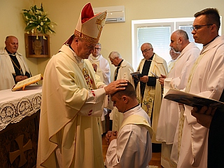 Prvo letošnje mašniško posvečenje v redu križnikov