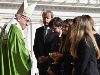 Papež slovesno odprl sinodo o mladih
