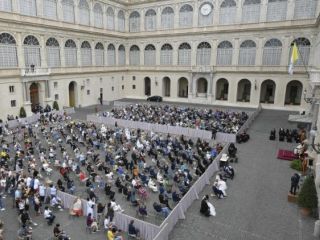 Po polletnem premoru splošna avdienca z več sto verniki