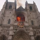 Požar zajel katedralo v Nantesu